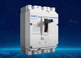 Molded Case Circuit Breaker (MCCB).